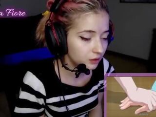 18yo youtuber dobi obrnil na gledanje hentai med na tok in masturbira - emma fiore