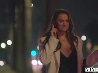 意地の悪い女 janice griffith と ツタ wolfe スニーク に 裏庭 のために nighttime プール 楽しい