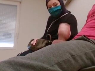 Menyesatkan medic menempatkan sebuah tersembunyi kamera di dia menunggu room&comma; ini muslim perempuan cabul akan menjadi tertangkap red-handed dengan kosong perancis bola