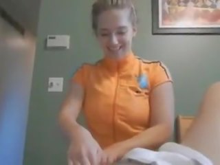 Schwester gibt bruder ein massage - www.familyfuckers.net -