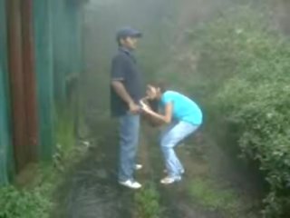 Desi adolescente archana sucking,fucking duro por bf en gimiendo en lluvioso jardín