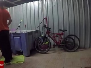 Engrasando la bicicleta y el coÃÂ±o de la gorda grabado con cÃÂ¡mara oculta GUI030