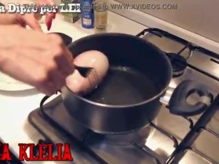 Mistress Divina Klelia destroys and cooks a couple of balls for Andrea Dipr&egrave;